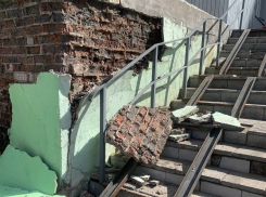 На спуске к набережной по улице Льва Толстого  частично разрушилась стена и лестница