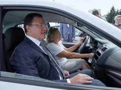 Сельский фельдшер прокатила губернатора Самарской области на самом дешёвом авто в России