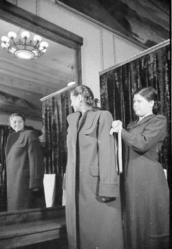 Примерка пальто в ателье. Октябрь 1954 г.jpeg