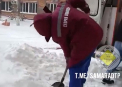 «Такой лопатой гребёт скорая зарплату»: медработники сами расчищают дорогу от снега, чтобы доставить пациента в больницу
