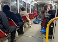 «Позор городу или позор людям?»: в самарском трамвае мужчина лежал на полу и мешал проходу