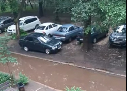 Жители двух домов в Самаре жалуются на "море" у своих подъездов
