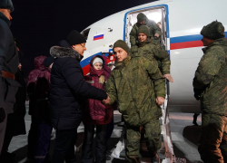 «Всем семьям подставим плечо»: Дмитрий Азаров встретил прибывших на втором спецборте пострадавших бойцов