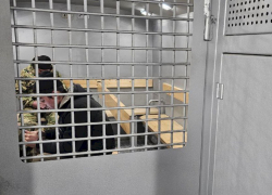 В Самаре мигрант с женой жили в деревянной постройке, скрываясь от полиции