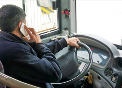 С мобилой довезёт до могилы: в Самаре пассажиры возмутились опасным поведением водителя 
