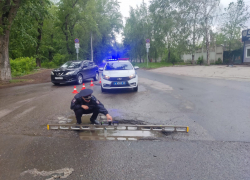 В Самаре сотрудники Госавтоинспекции измерили ямы на улицах города