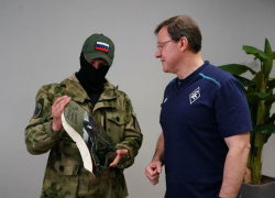 Бойцы ПВО подарили губернатору картину, нарисованную на обломке ракеты  