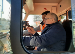 Владимир Василенко прокатился за рулём электробуса