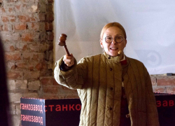 «Продавали кирпичи, гвозди и строительные каски»: в Самаре прошёл необычный арт-аукцион