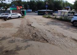 «Когда закончится этот позор?»: жители Советского района просят отремонтировать подъезд к парку Победы