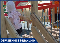 Детская площадка в парке «Воронежские озёра» становится опасной для детей