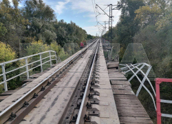 Опубликовано видео с места ЧП на железнодорожном мосту в Кинеле