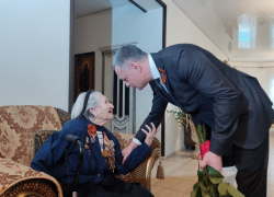 Глава Волжского района поздравил с 9 Мая 102-летнюю участницу ВОВ, которая взяла в плен фашиста