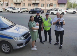 Доставили  за 7 минут: в Самаре сотрудники ГИБДД помогли женщине со схватками быстро добраться в роддом