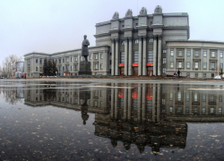 Самара перевёрнутая: фотограф запечатлел улицы в отражениях в лужах