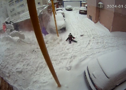 «Лавина» снега сошла на детей в центре Самары
