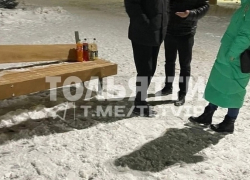 На обновлённой набережной Тольятти уже сломалась лавочка