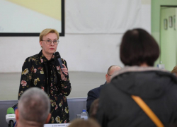 Елена Лапушкина провела встречу с погорельцами Дома Челышева