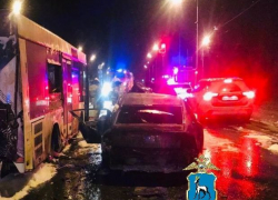 На Волжском шоссе иномарка врезалась в автобус и загорелась