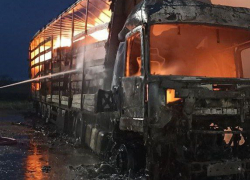 На трассе Самара-Волгоград сгорел грузовик Mercedes 