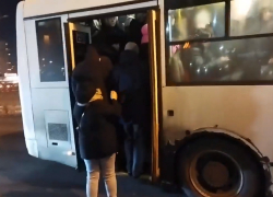 «Случись авария – переломаются все»: жители Кошелева жалуются на переполненные автобусы