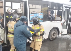 МЧС опубликовало видео с места ДТП с автобусом и грузовиком в Тольятти
