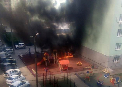 Малыши сбежались посмотреть: в Кировском районе Самары сгорела детская площадка