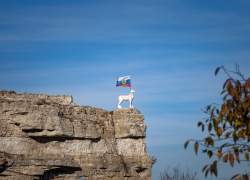 Рядом с символом Самарской области установили флаг России
