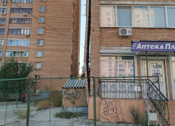 «Надо синей изолентой подклеить»: у дома на проспекте Кирова уже год отваливается стена