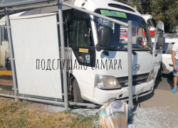 В Самаре автобус Hyundai влетел в остановку