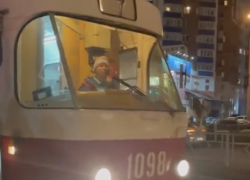 «Вы тупые, раз дверь сломали!»: водитель трамвая в Самаре с криками выгнала пассажиров из вагона