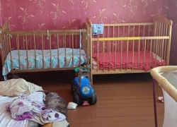 У молодой семьи в Самарской области забрали детей, которые постоянно сидели взаперти