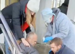 В Тольятти на ступенях поликлиники мужчина истекал кровью от укуса собаки
