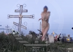 Самарская модель снялась почти обнажённой на сельском кладбище