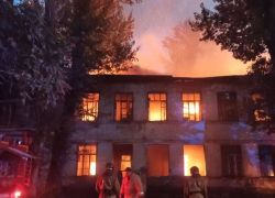Сильный пожар произошёл в расселённом двухэтажном доме в Самаре