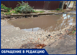 В Самаре на улице Гидроузловская три недели льётся вода из-под асфальта