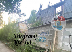 На улице Лейтенанта Шмидта в Самаре упал бетонный забор у «заброшки»
