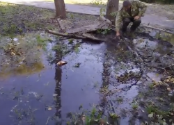 На улице Партизанской в Самаре уже две недели течёт вода