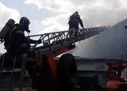 Пожар в ангаре в Ставропольском районе распространился на 1,4 тысячи «квадратов»