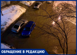 «У нас тут просто море — машины плавают!»: жители дома по Московскому шоссе жалуются на потоп из-за неубранного снега