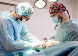 «Ещё всех обгонит!»: самарские врачи провели сложную операцию ребёнку с деформированными ногами
