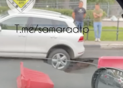 Возле Струковского сада асфальт провалился прямо под припаркованным авто