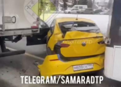 Легковушку зажало между грузовиком автобусом на кольце Аврора и Московское шоссе 