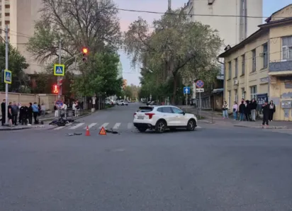 В Самаре 18-летняя девушка на кроссовере сбила 22-летнего мопедиста