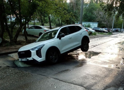 Машина «провалилась в текстуры»: топ-3 дорожных провалов в Самаре за неделю 