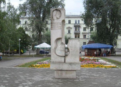 В Самаре обновили сквер Высоцкого и украсили Ленинградскую тысячами цветов