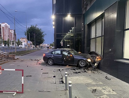 Водитель на BMW влетел в здание бизнес-центра в Самаре