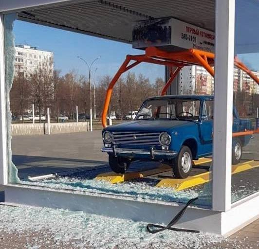 Вандалы разбили стекло павильона первой вазовской «Копейки» в тольяттинском сквере