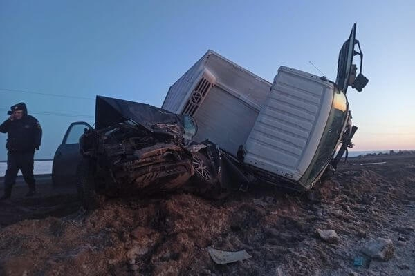 При лобовом столкновении легковушки и грузовика в Самарской области погибли два человека