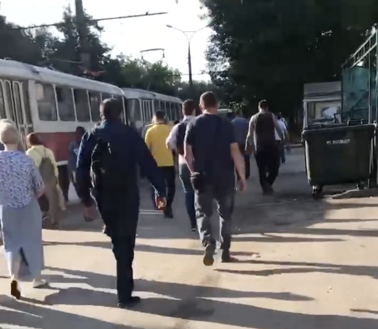 «Каждый день теперь так?»: снова трамваи стоят на улице Советской